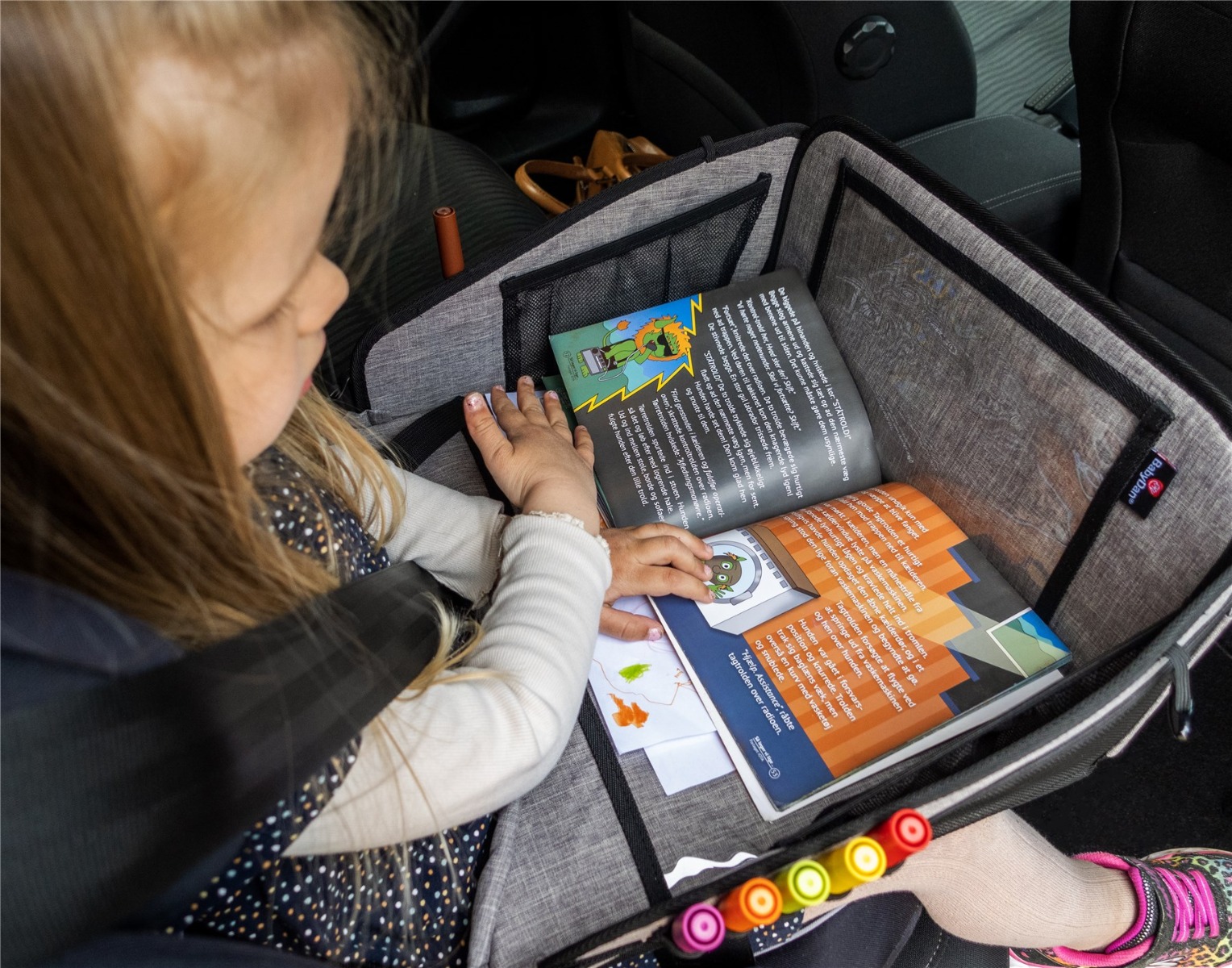 BabyDan Travel Fun tegevusalus autosse